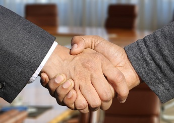 Рукопожатие доктора и пациента